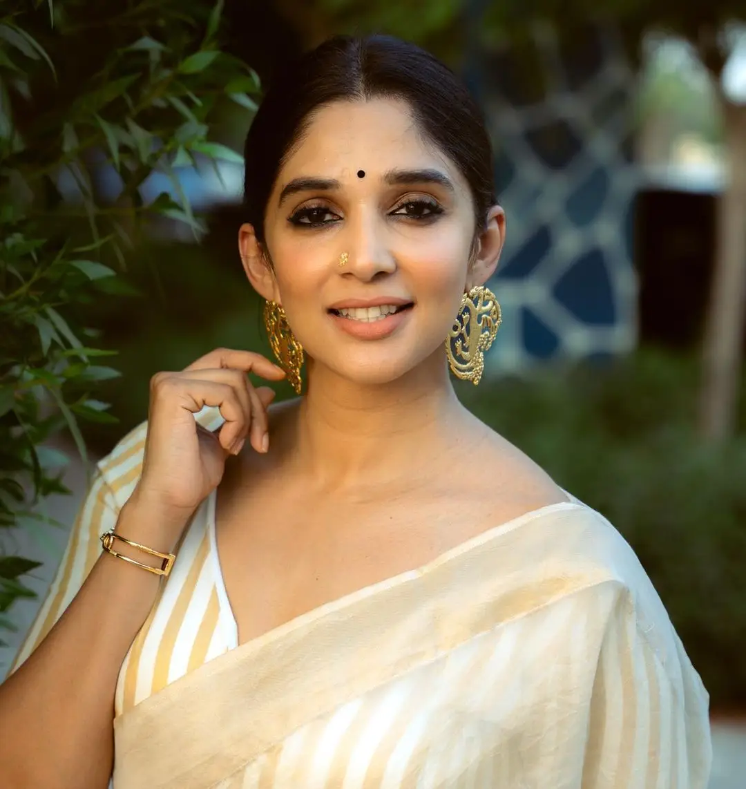 MALAYALAM ACTRESS NYLA USHA IN WHITE SAREE BLOUSE